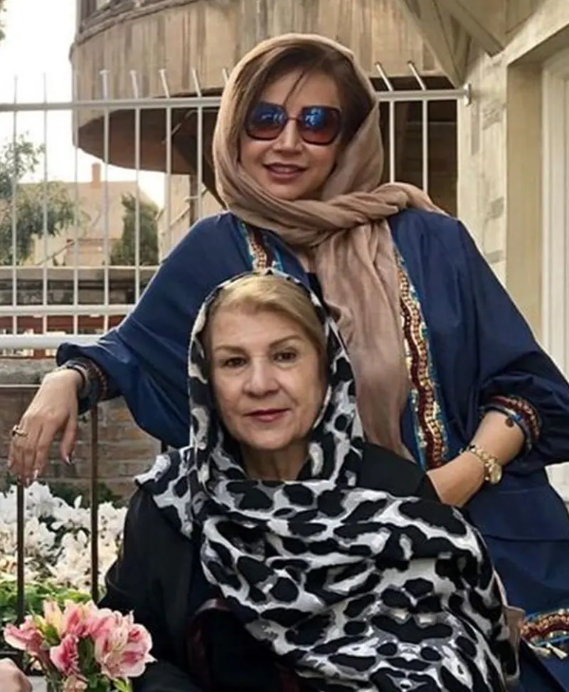 شبنم قلی خانی در کنار مادرش