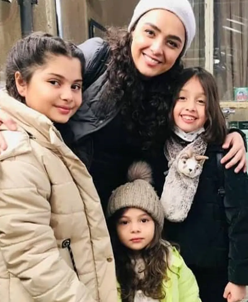 ترانه علیدوستی در کنار دخترش و دوستان حنا