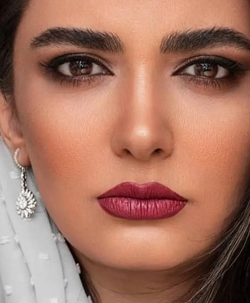 آرایش غلیظ و گریم لیندا کیانی برای تئاتر